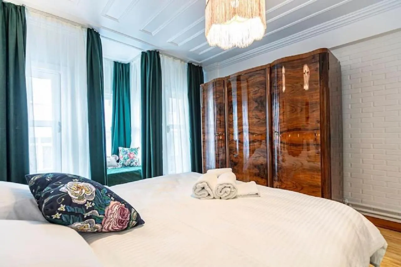 شقة Historical 4-Br Home Steps From Besiktas Stadium & Bosphorus Views - Prime Nisantasi Location! اسطنبول