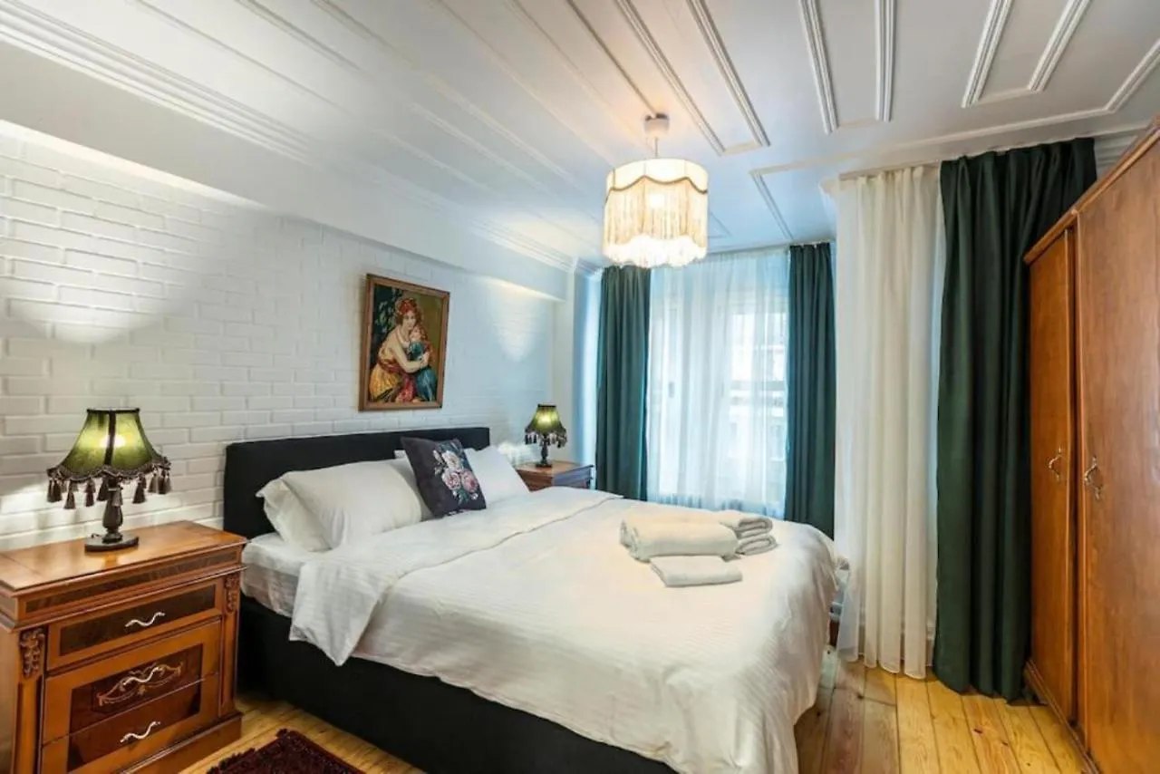 Historical 4-Br Home Steps From Besiktas Stadium & Bosphorus Views - Prime Nisantasi Location! Istanbul