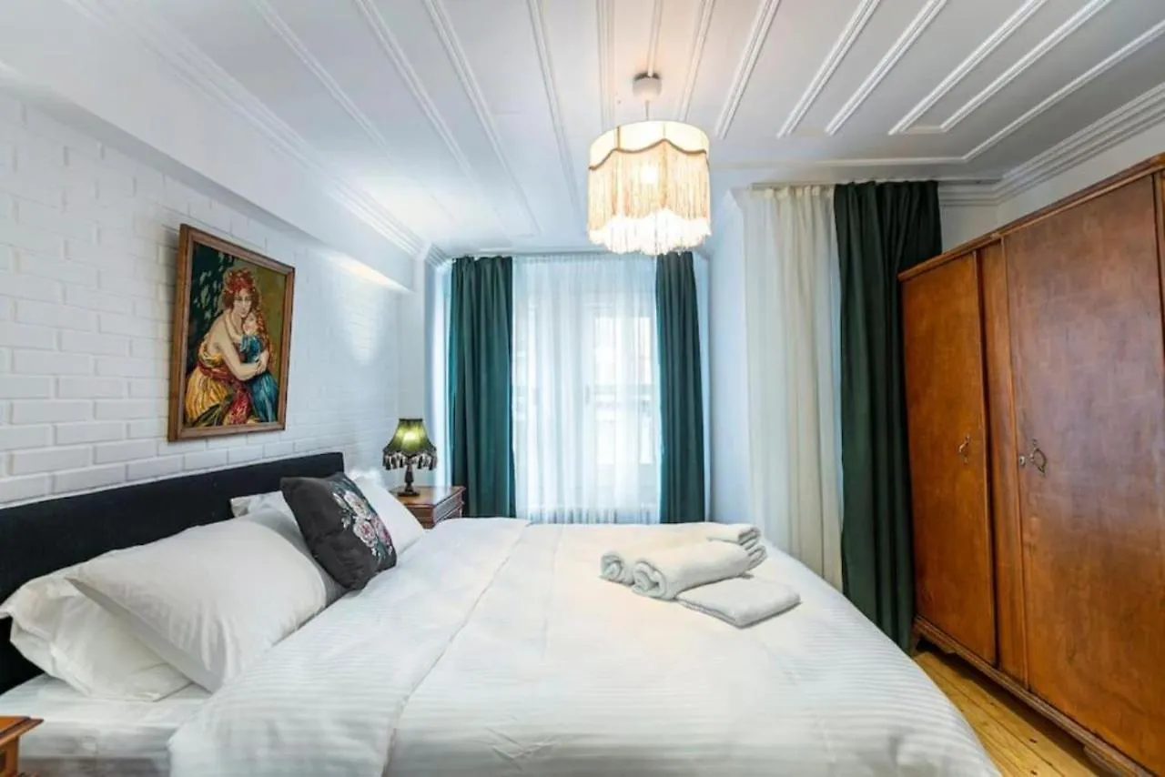 Historical 4-Br Home Steps From Besiktas Stadium & Bosphorus Views - Prime Nisantasi Location! اسطنبول شقة