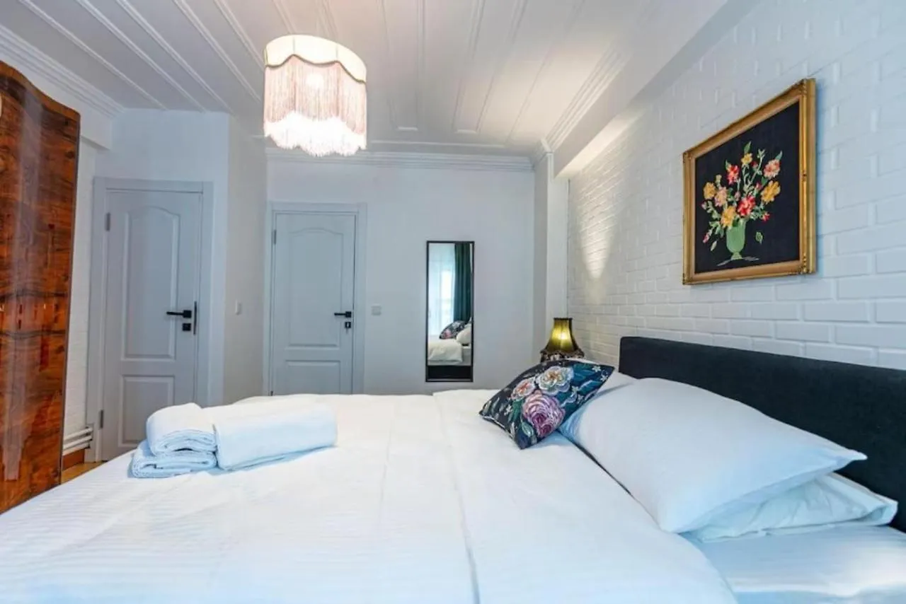Historical 4-Br Home Steps From Besiktas Stadium & Bosphorus Views - Prime Nisantasi Location! Istanbul