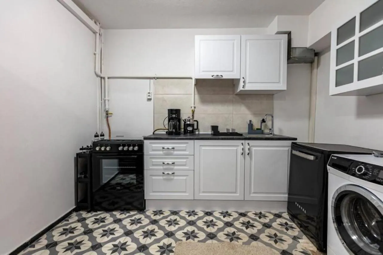 Historical 4-Br Home Steps From Besiktas Stadium & Bosphorus Views - Prime Nisantasi Location! اسطنبول