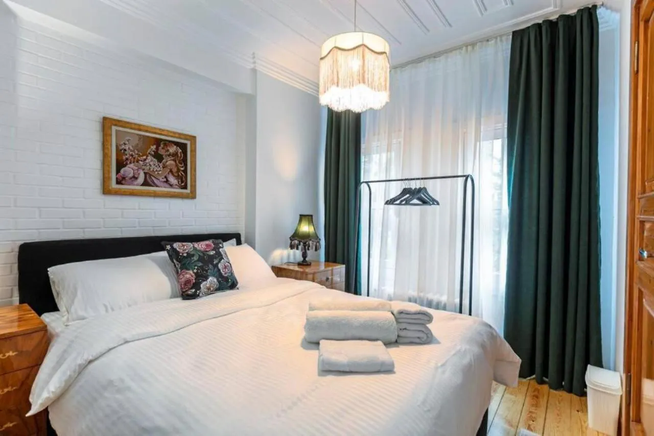 شقة Historical 4-Br Home Steps From Besiktas Stadium & Bosphorus Views - Prime Nisantasi Location! اسطنبول