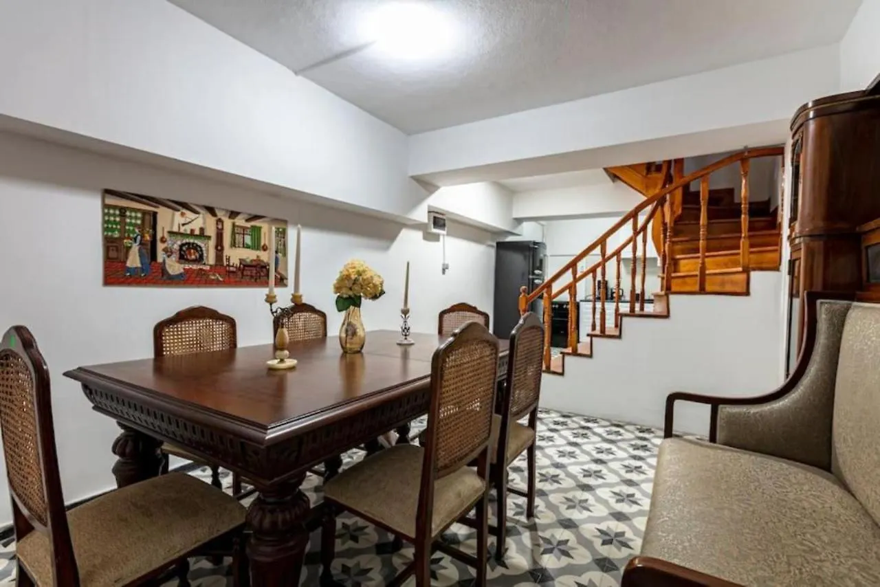 شقة Historical 4-Br Home Steps From Besiktas Stadium & Bosphorus Views - Prime Nisantasi Location! اسطنبول