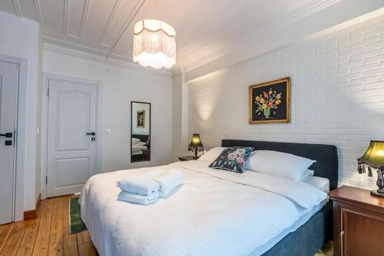 Lägenhet Historical 4-Br Home Steps From Besiktas Stadium & Bosphorus Views - Prime Nisantasi Location! Istanbul Turkiet