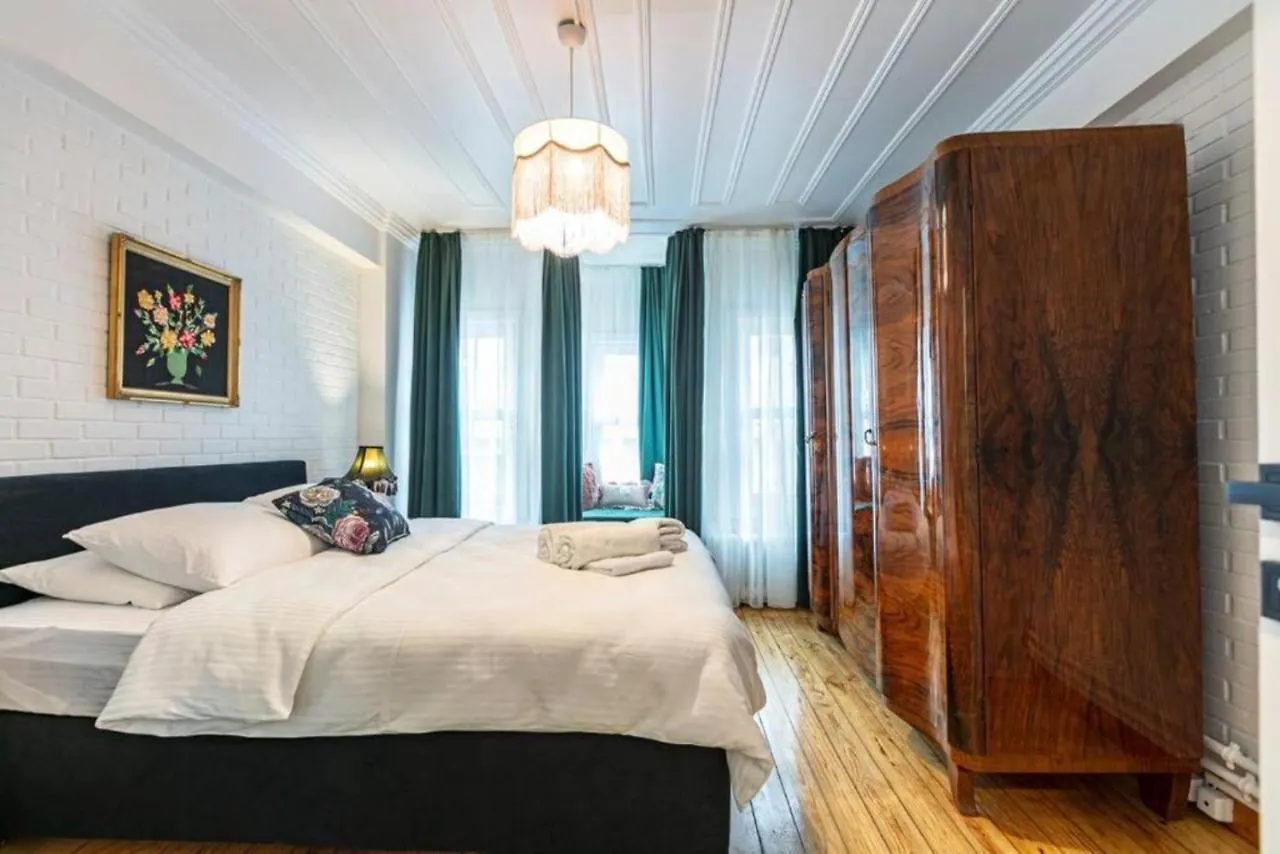 Historical 4-Br Home Steps From Besiktas Stadium & Bosphorus Views - Prime Nisantasi Location! Istanbul 0*,