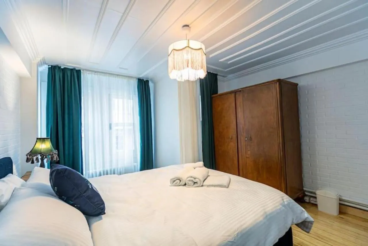 Lägenhet Historical 4-Br Home Steps From Besiktas Stadium & Bosphorus Views - Prime Nisantasi Location! Istanbul