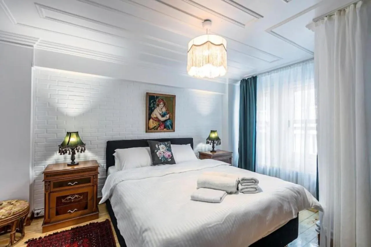 Lägenhet Historical 4-Br Home Steps From Besiktas Stadium & Bosphorus Views - Prime Nisantasi Location! Istanbul