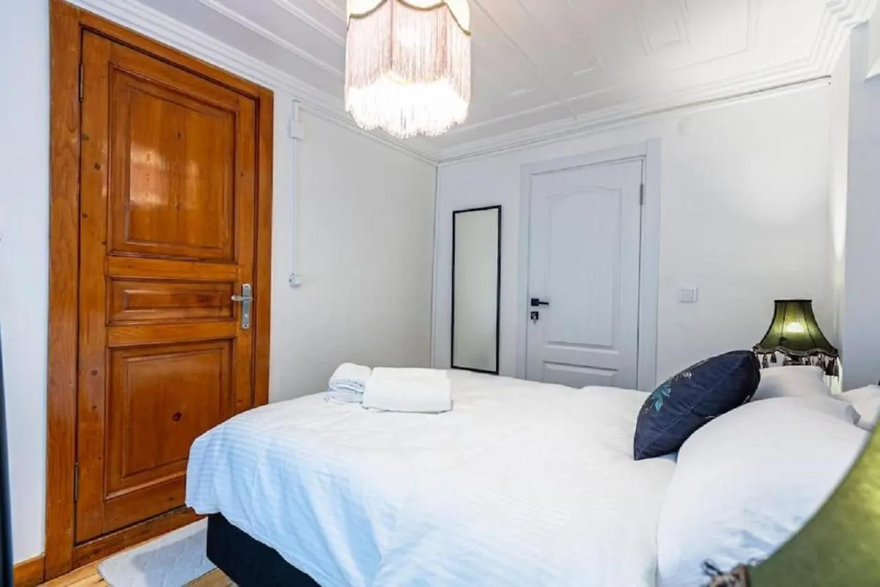 Lägenhet Historical 4-Br Home Steps From Besiktas Stadium & Bosphorus Views - Prime Nisantasi Location! Istanbul