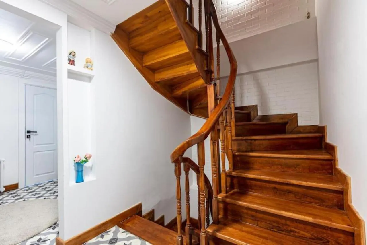 Historical 4-Br Home Steps From Besiktas Stadium & Bosphorus Views - Prime Nisantasi Location! Istanbul Lägenhet