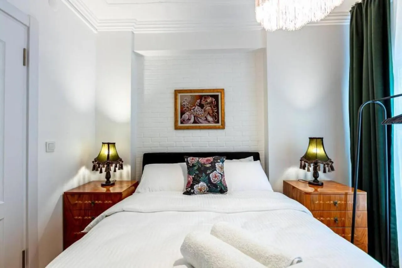 Historical 4-Br Home Steps From Besiktas Stadium & Bosphorus Views - Prime Nisantasi Location! Istanbul 0*,