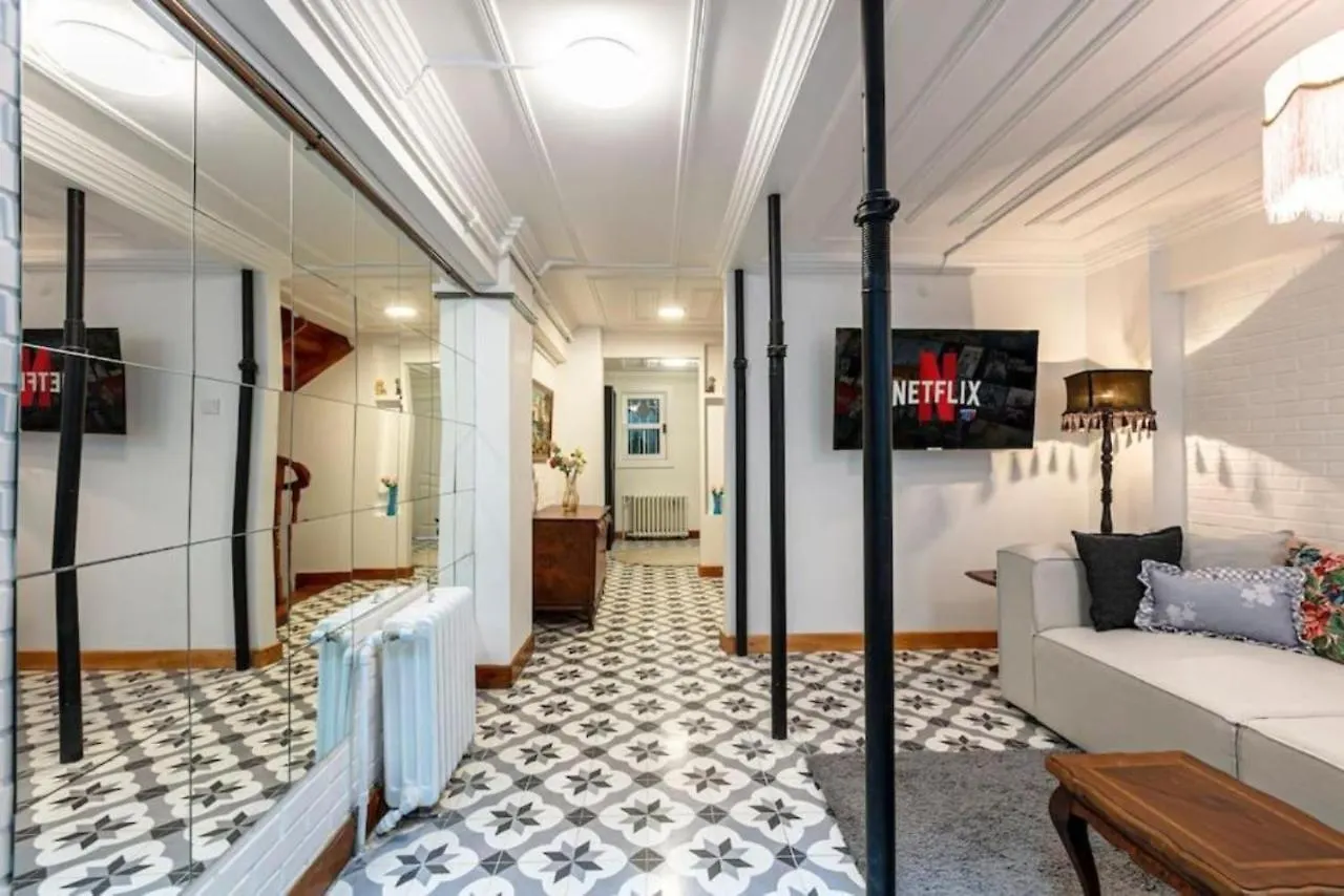 Historical 4-Br Home Steps From Besiktas Stadium & Bosphorus Views - Prime Nisantasi Location! Istanbul Turkiet
