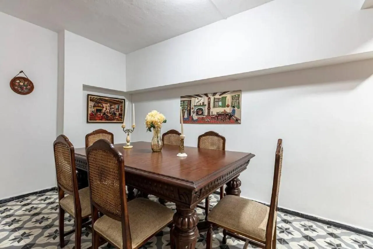 Historical 4-Br Home Steps From Besiktas Stadium & Bosphorus Views - Prime Nisantasi Location! Istanbul Lägenhet