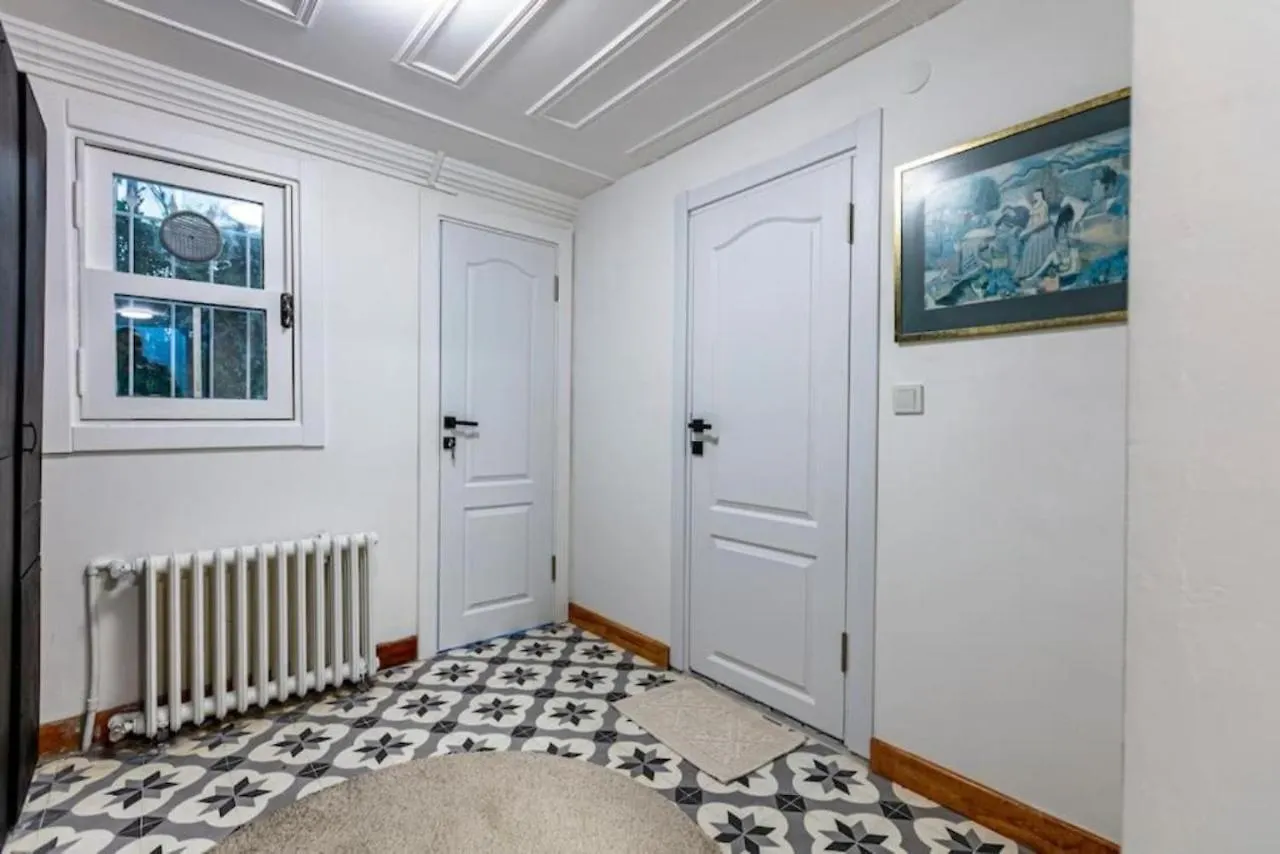 Lägenhet Historical 4-Br Home Steps From Besiktas Stadium & Bosphorus Views - Prime Nisantasi Location! Istanbul Turkiet
