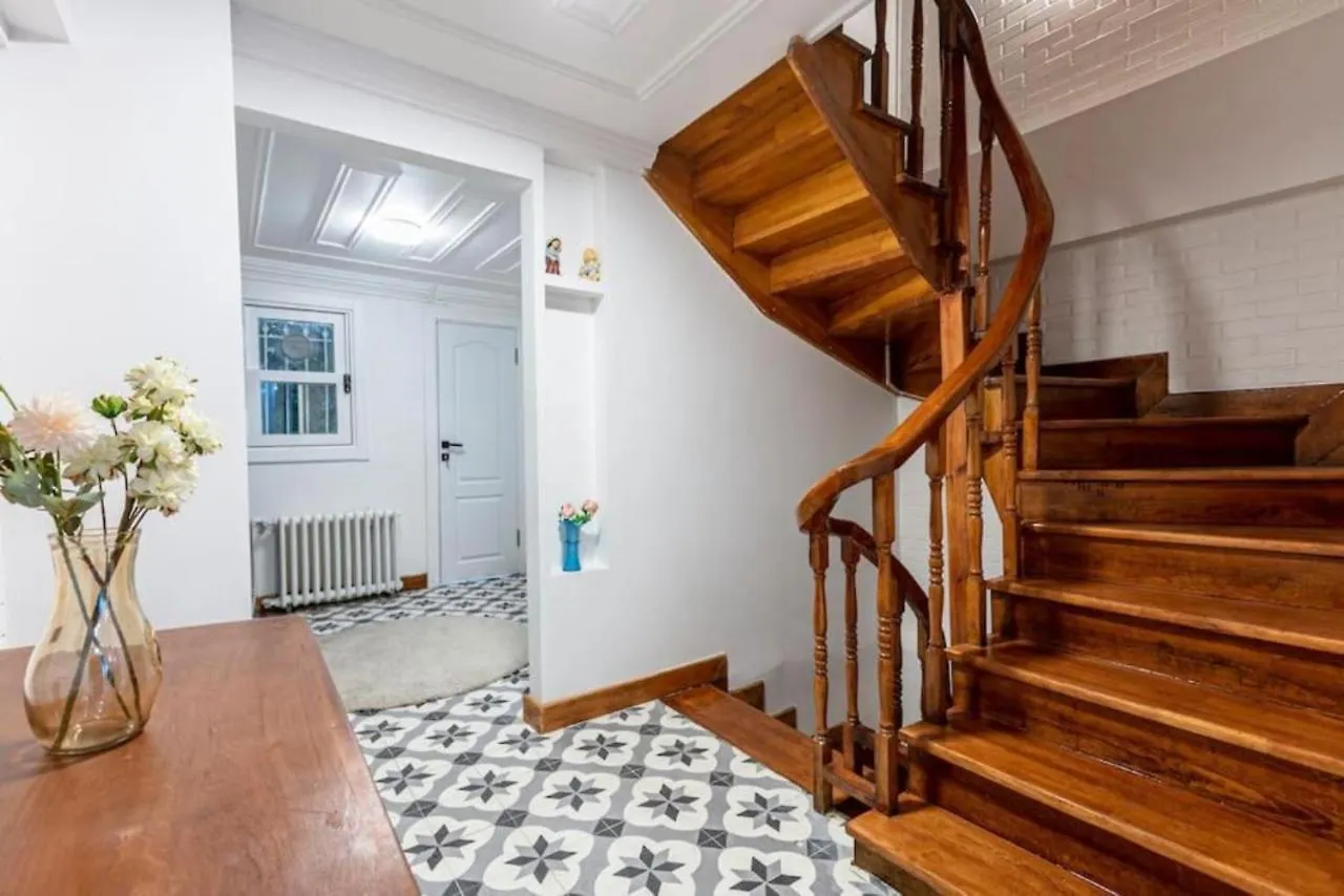 Historical 4-Br Home Steps From Besiktas Stadium & Bosphorus Views - Prime Nisantasi Location! Istanbul Lägenhet
