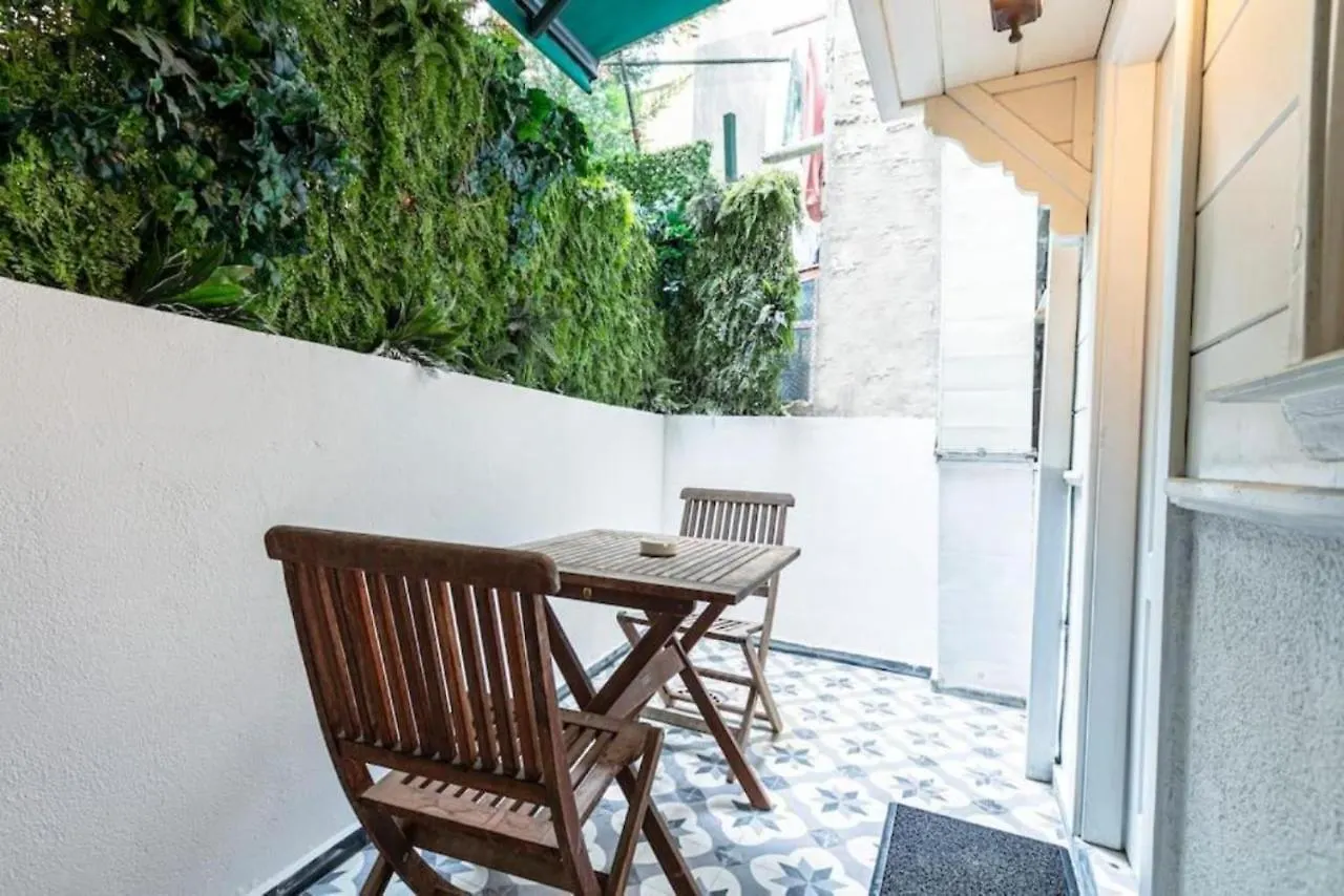 Historical 4-Br Home Steps From Besiktas Stadium & Bosphorus Views - Prime Nisantasi Location! Istanbul 0*,  Turkiet